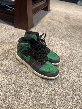 Nike Air Jordan 1 High Black and Green Retro Sneakers